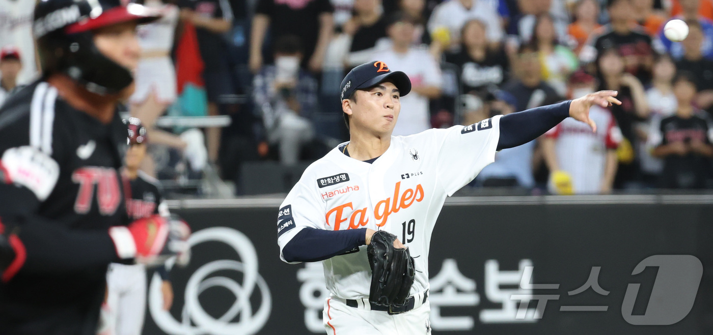 (대전=뉴스1) 김기남 기자 = 9일 대전 한화생명볼파크에서 열린 프로야구 2026 신한 SOL KBO리그 LG 트윈스와 한화 이글스의 경기에서 한화 선발 왕옌청이 투수 앞 땅볼을 …