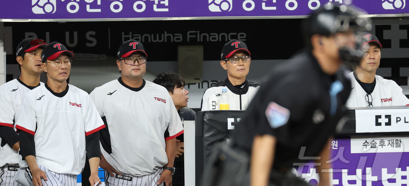 (대전=뉴스1) 김기남 기자 = 9일 대전 한화생명볼파크에서 열린 프로야구 2026 신한 SOL KBO리그 LG 트윈스와 한화 이글스의 경기에서 LG 염경엽 감독을 비롯한 코치진이 …