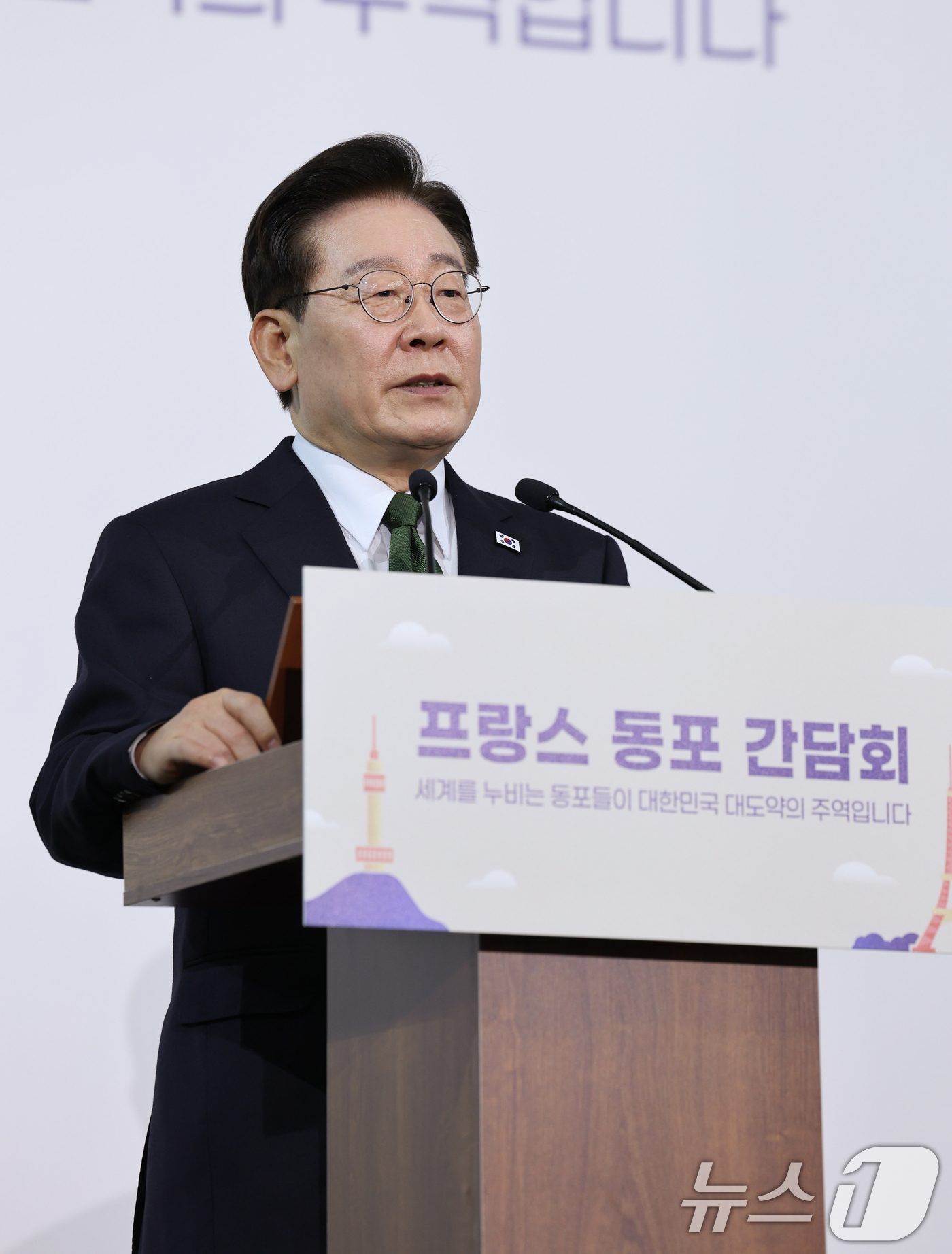 (파리(프랑스)=뉴스1) 이재명 기자 = 프랑스를 국빈 방문 중인 이재명 대통령이 9일(현지시간) 파리 한 호텔에서 열린 동포 오찬간담회에서 인사말을 하고 있다. 2026.9.9/ …