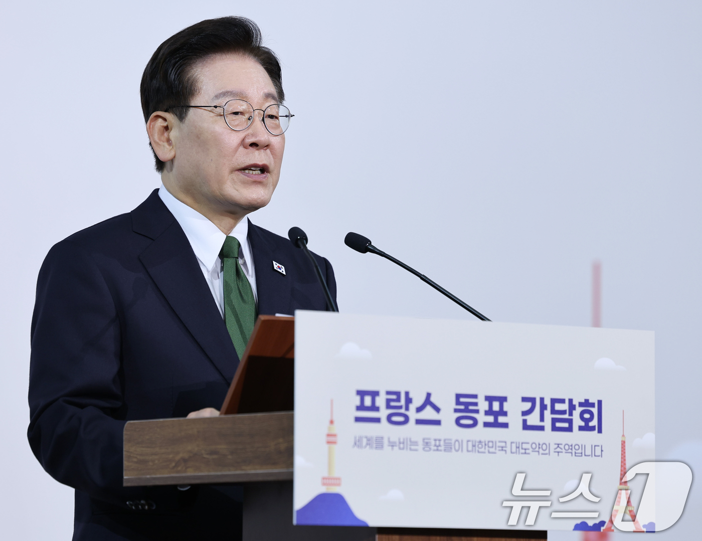 (파리(프랑스)=뉴스1) 이재명 기자 = 프랑스를 국빈 방문 중인 이재명 대통령이 9일(현지시간) 파리 한 호텔에서 열린 동포 오찬간담회에서 인사말을 하고 있다. 2026.9.9/ …