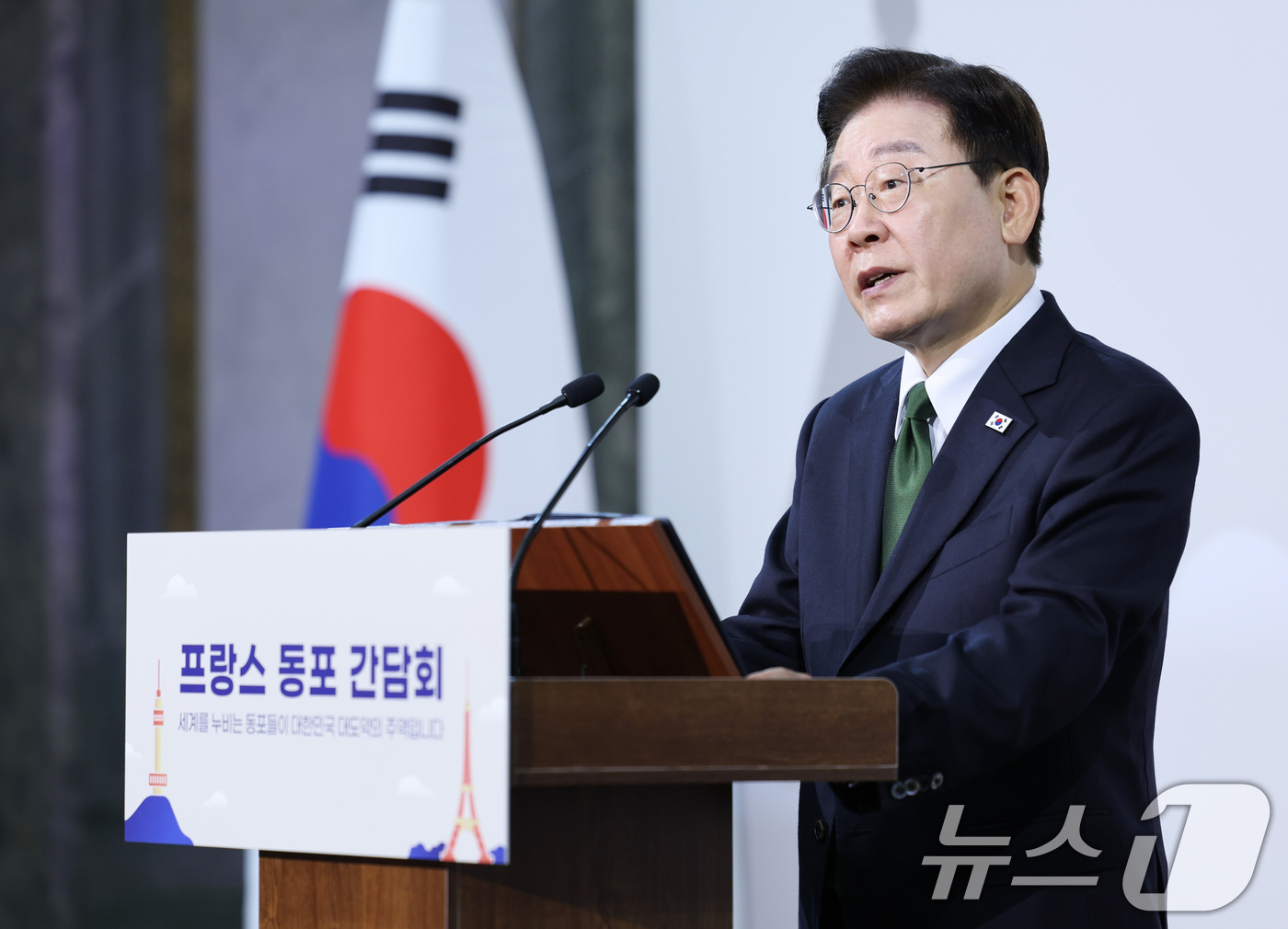 (파리(프랑스)=뉴스1) 이재명 기자 = 프랑스를 국빈 방문 중인 이재명 대통령이 9일(현지시간) 파리 한 호텔에서 열린 동포 오찬간담회에서 인사말을 하고 있다. 2026.9.9/ …