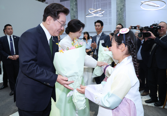 꽃다발 받는 이재명 대통령