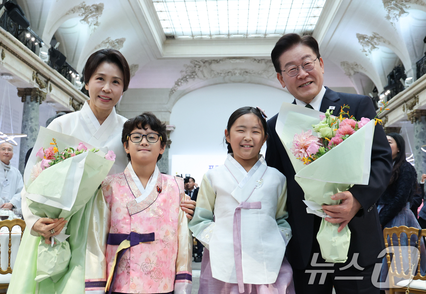 (파리(프랑스)=뉴스1) 이재명 기자 = 프랑스를 국빈 방문 중인 이재명 대통령과 김혜경 여사가 9일(현지시간) 파리 한 호텔에서 열린 동포 오찬간담회에서 화동에게 꽃다발을 전달 …