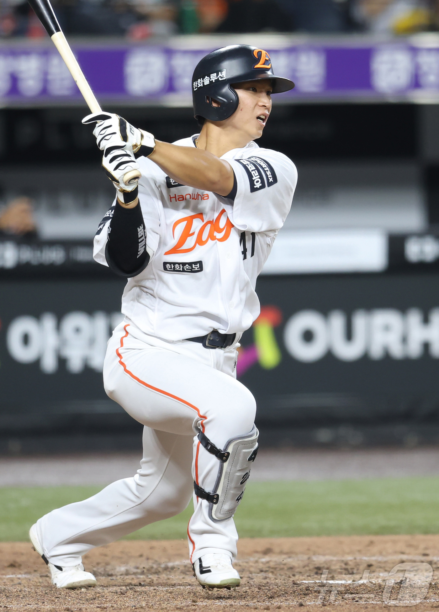 (대전=뉴스1) 김기남 기자 = 9일 대전 한화생명볼파크에서 열린 2026 신한 SOL KBO리그 LG 트윈스와 한화 이글스의 경기에서 4회말 한화 최인호가 안타를 치고 있다. 2 …