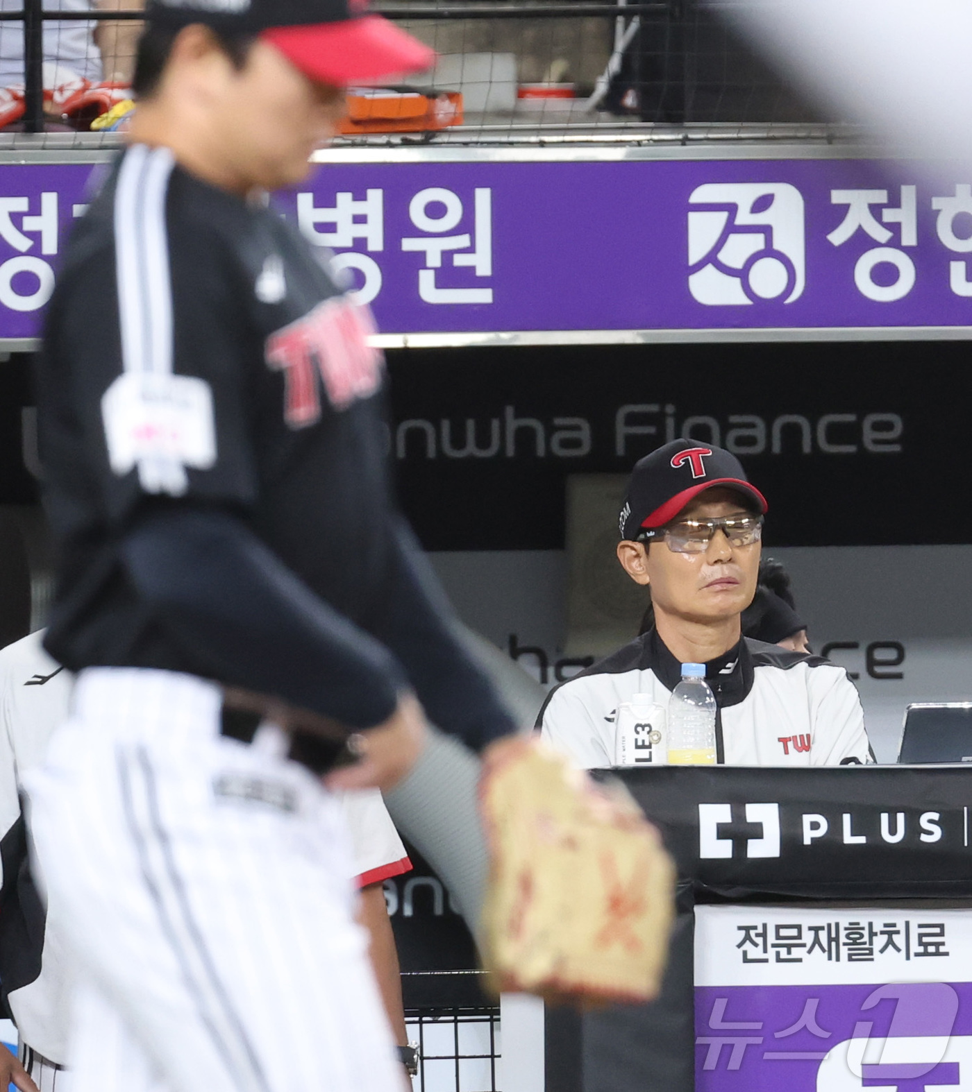 (대전=뉴스1) 김기남 기자 = 9일 대전 한화생명볼파크에서 열린 2026 신한 SOL KBO리그 LG 트윈스와 한화 이글스의 경기에서 5회말 LG 고우석이 2실점하자 염경엽 감독 …