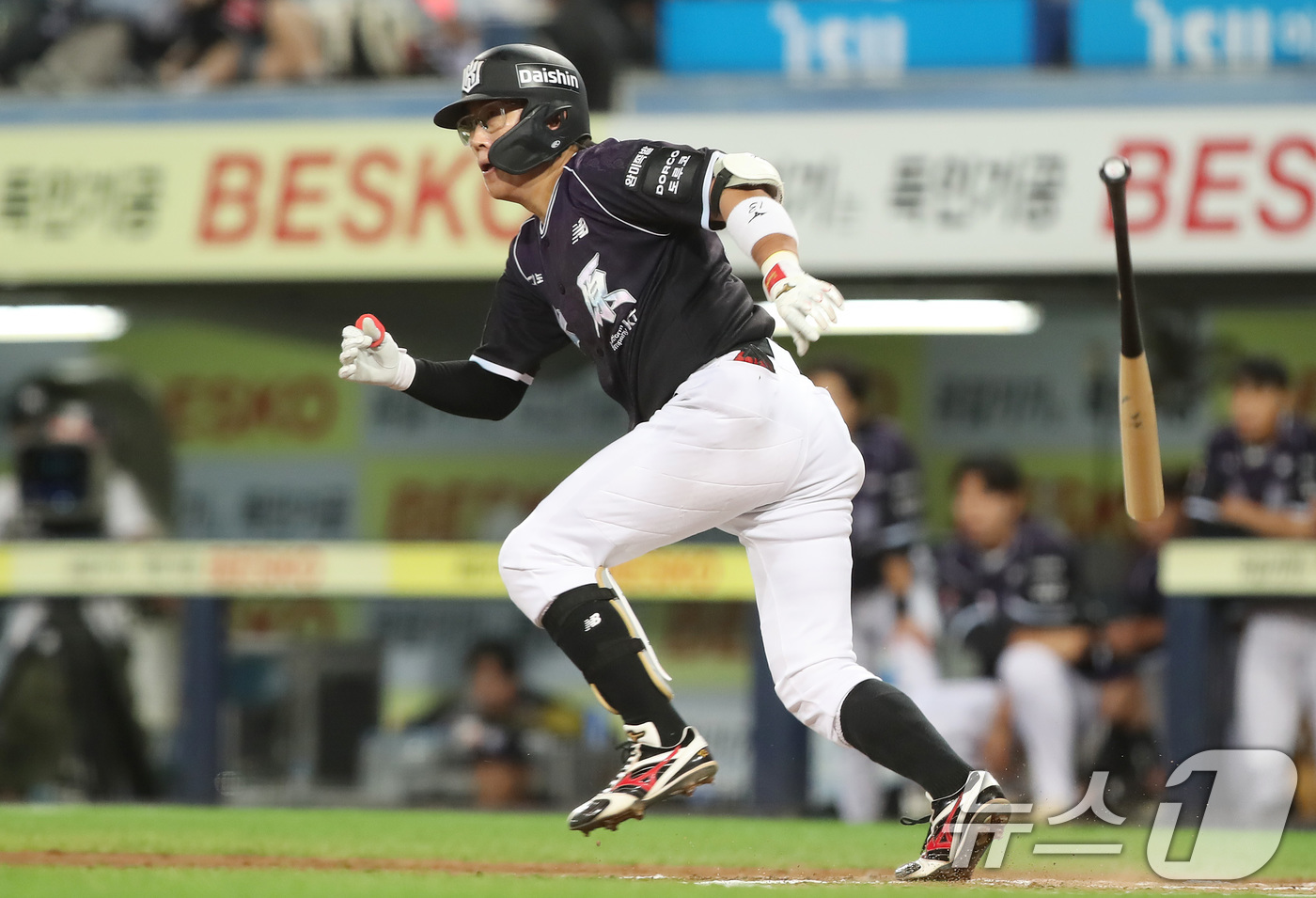 (대구=뉴스1) 공정식 기자 = 9일 오후 대구 삼성라이온즈파크에서 열린 프로야구 '2026 신한은행 SOL KBO리그' KT 위즈와 삼성 라이온즈의 경기, 6회초 선두타자로 나온 …