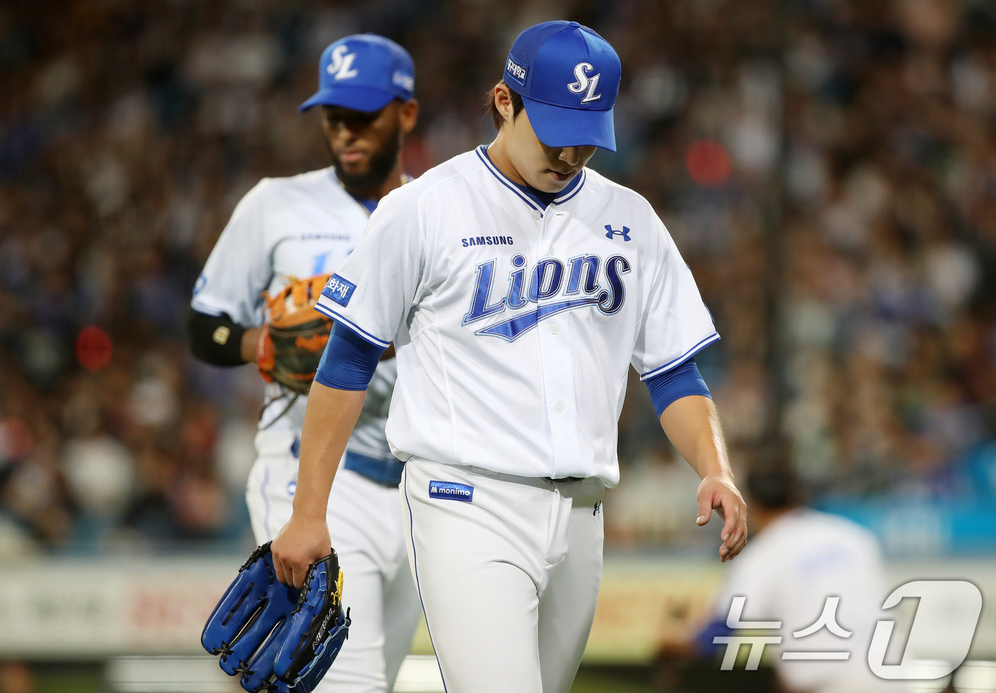 (대구=뉴스1) 공정식 기자 = 9일 오후 대구 삼성라이온즈파크에서 열린 프로야구 '2026 신한은행 SOL KBO리그' KT 위즈와 삼성 라이온즈의 경기, 6회초 KT 김현수에게 …