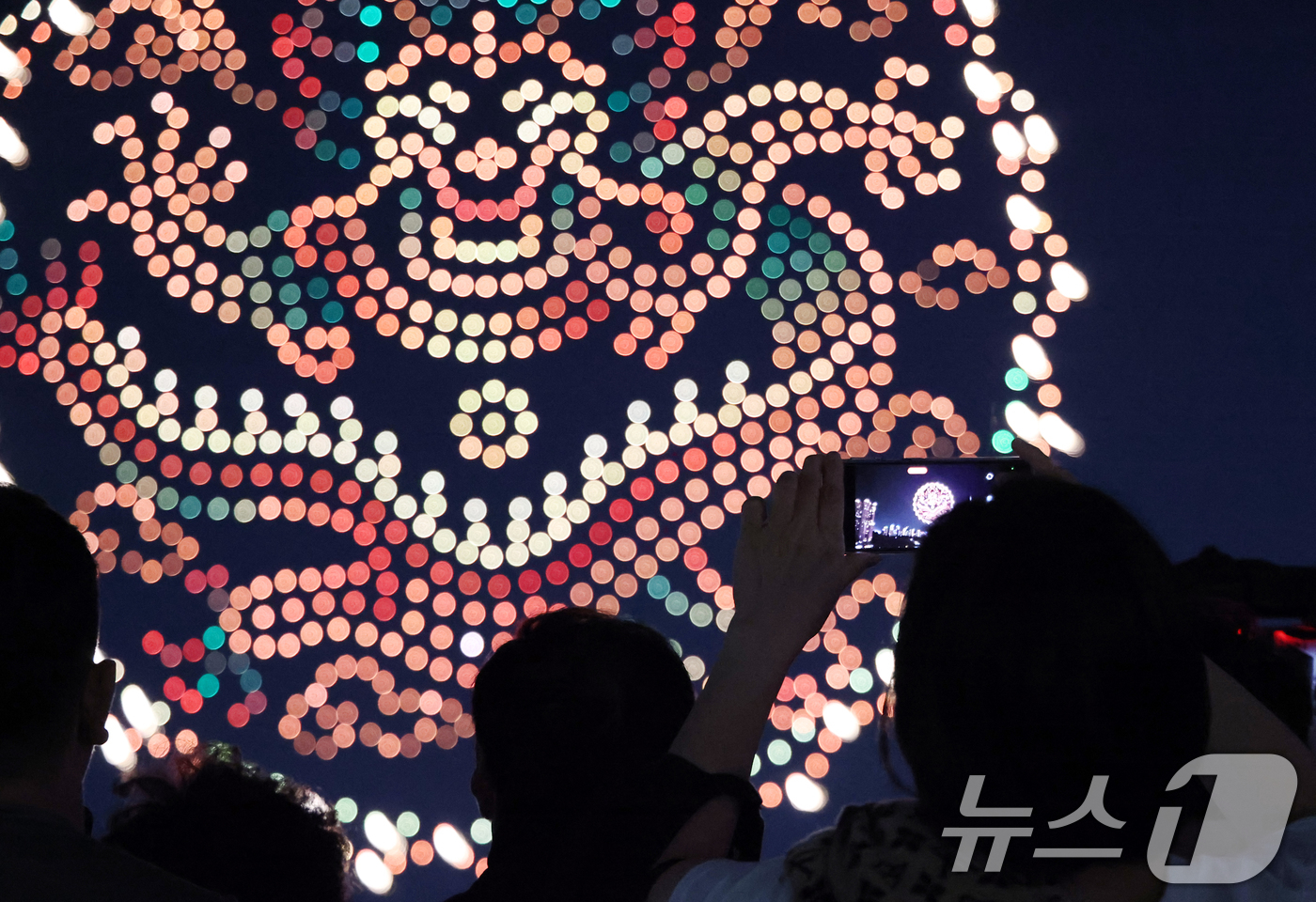 (수원=뉴스1) 김영운 기자 = '2026 수원 드론·불꽃 축제'가 열린 9일 경기 수원시 영통구 광교호수공원 일원에서 드론·불꽃쇼가 진행되고 있다.'수원의 밤, 빛으로 피어나다' …