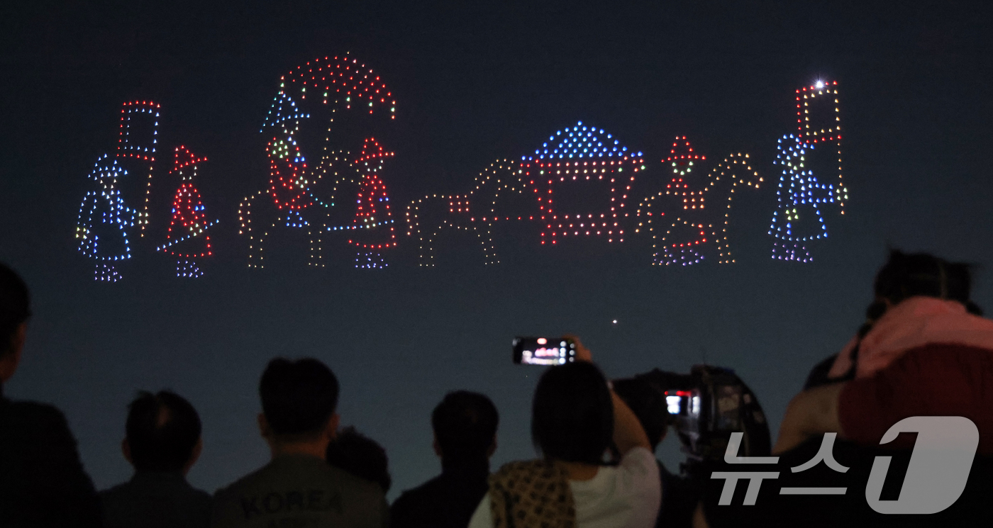 (수원=뉴스1) 김영운 기자 = '2026 수원 드론·불꽃 축제'가 열린 9일 경기 수원시 영통구 광교호수공원 일원에서 드론·불꽃쇼가 진행되고 있다.'수원의 밤, 빛으로 피어나다' …