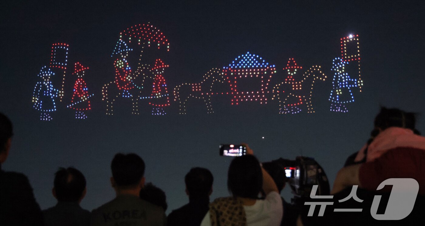 본문 이미지 - '2026 수원 드론·불꽃 축제'가 열린 9일 경기 수원시 영통구 광교호수공원 일원에서 드론·불꽃쇼가 진행되고 있다. 2026.9.9 ⓒ 뉴스1 김영운 기자