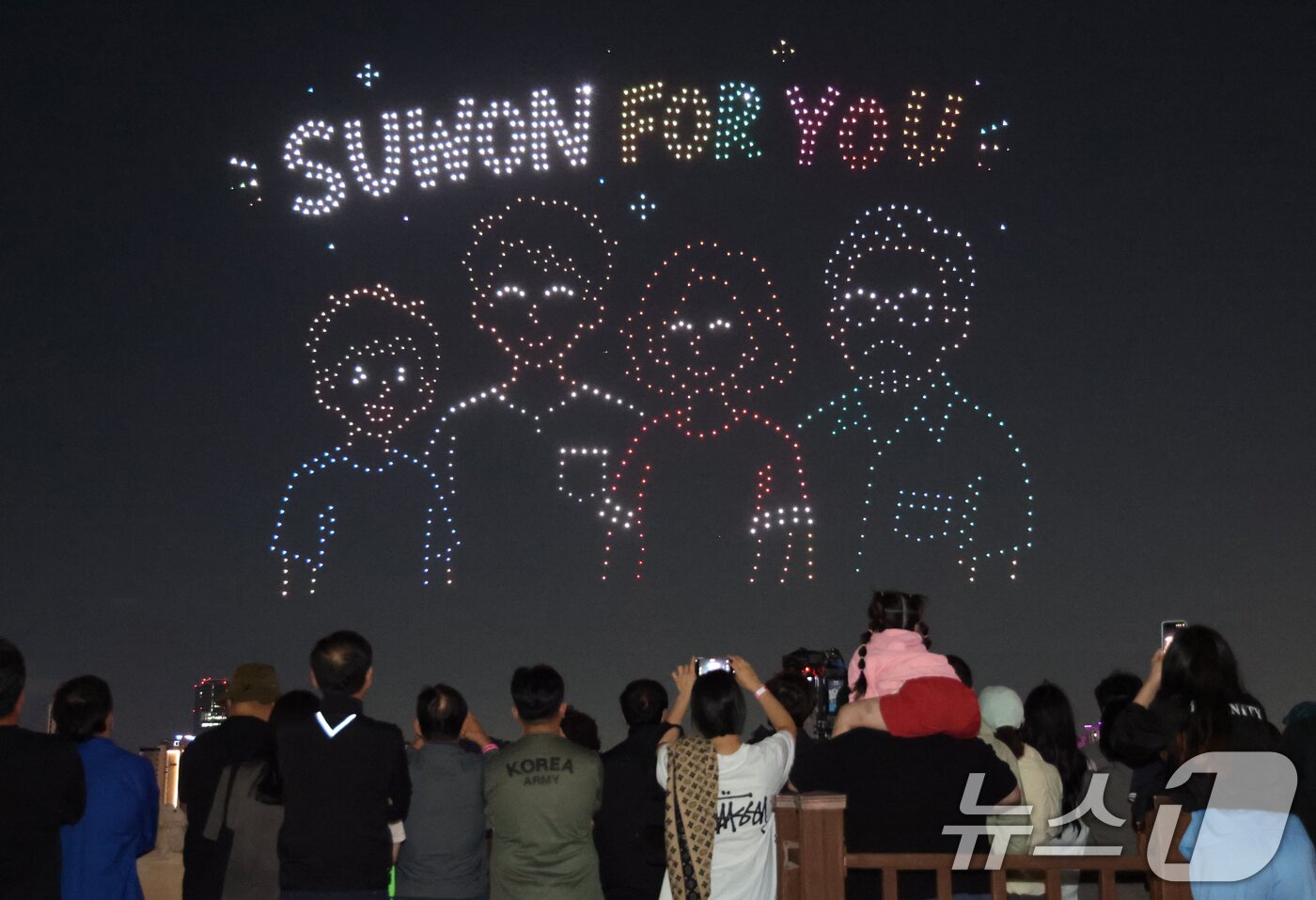 본문 이미지 - '2026 수원 드론·불꽃 축제'가 열린 9일 경기 수원시 영통구 광교호수공원 일원에서 드론·불꽃쇼가 진행되고 있다. 2026.9.9 ⓒ 뉴스1 김영운 기자