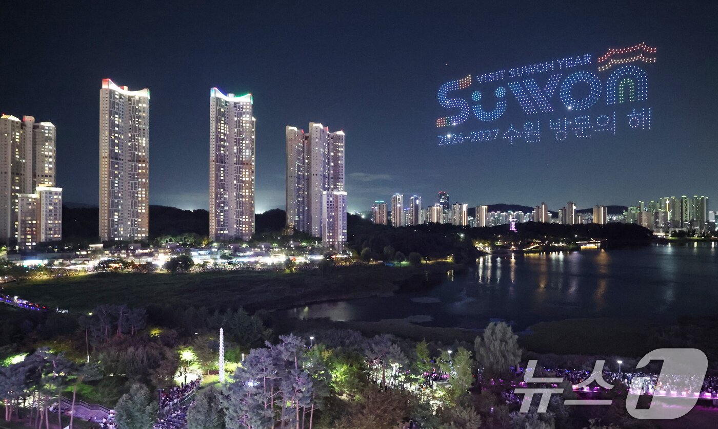본문 이미지 - '2026 수원 드론·불꽃 축제'가 열린 9일 경기 수원시 영통구 광교호수공원 일원에서 드론·불꽃쇼가 진행되고 있다. 2026.9.9 ⓒ 뉴스1 김영운 기자
