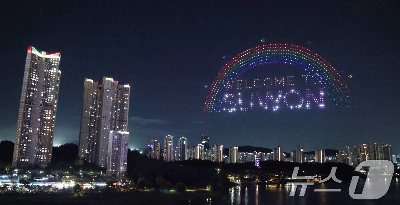 본문 이미지 - '2026 수원 드론·불꽃 축제'가 열린 9일 경기 수원시 영통구 광교호수공원 일원에서 드론·불꽃쇼가 진행되고 있다. 2026.9.9 ⓒ 뉴스1 김영운 기자