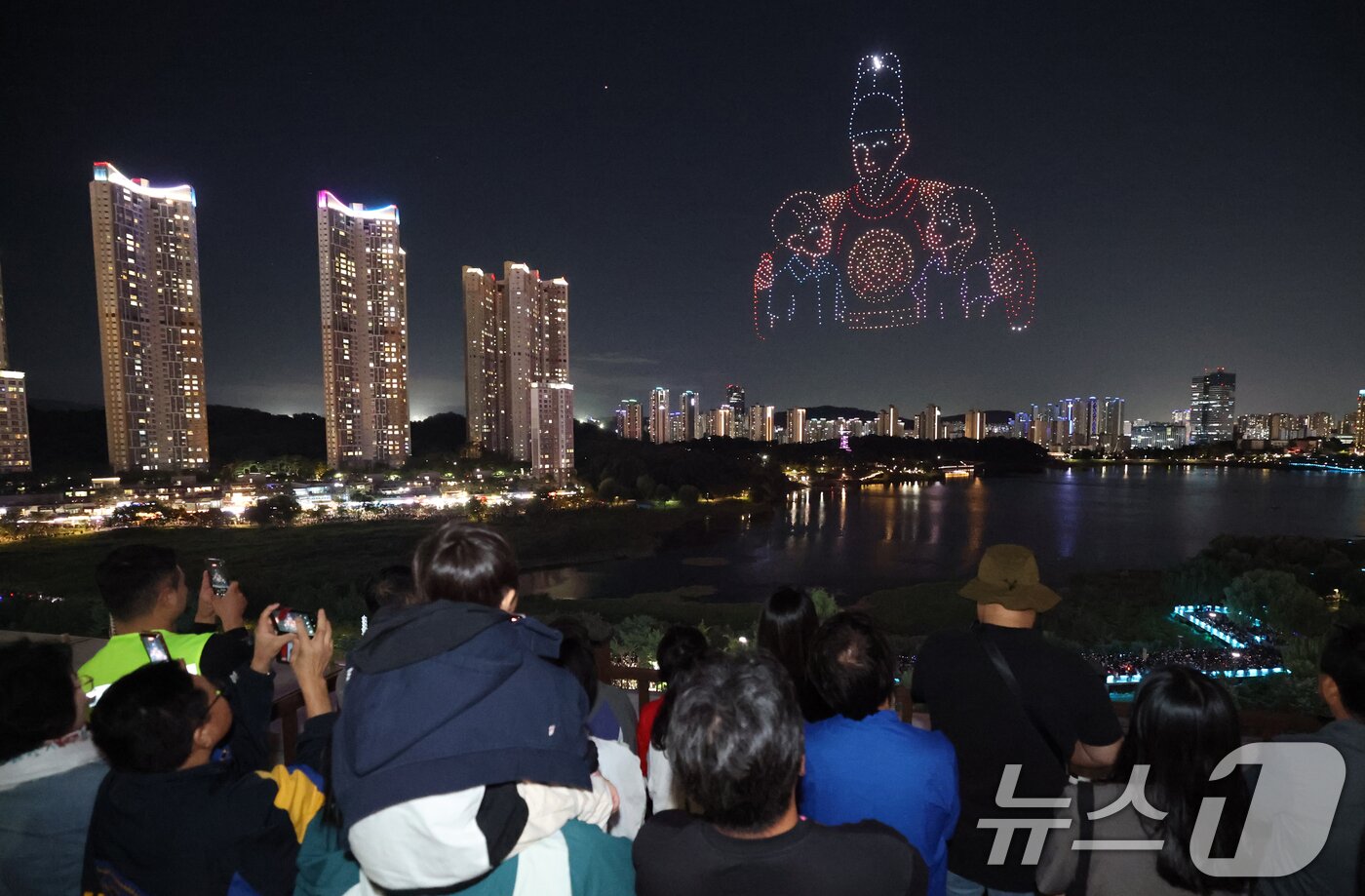본문 이미지 - '2026 수원 드론·불꽃 축제'가 열린 9일 경기 수원시 영통구 광교호수공원 일원에서 드론·불꽃쇼가 진행되고 있다. 2026.9.9 ⓒ 뉴스1 김영운 기자
