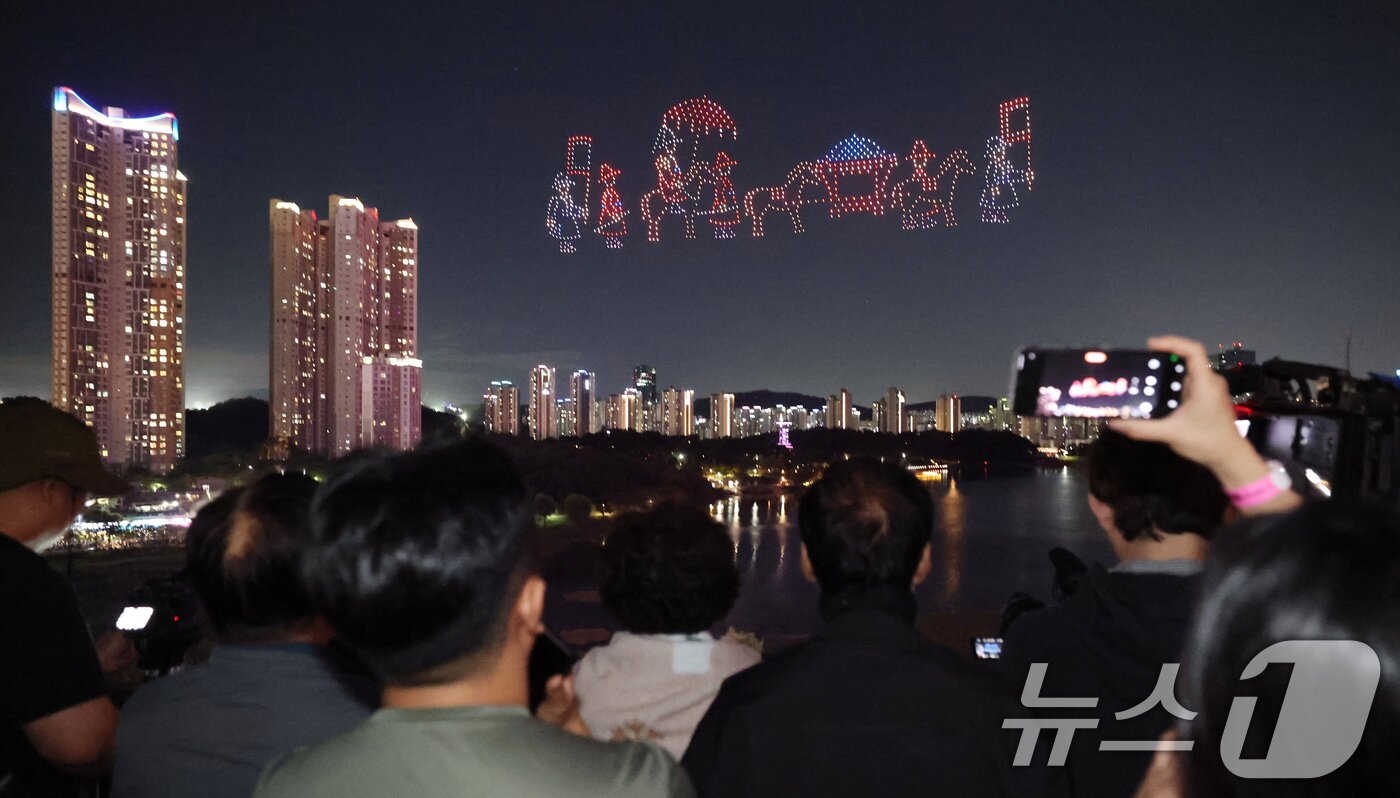 본문 이미지 - '2026 수원 드론·불꽃 축제'가 열린 9일 경기 수원시 영통구 광교호수공원 일원에서 드론·불꽃쇼가 진행되고 있다. 2026.9.9 ⓒ 뉴스1 김영운 기자