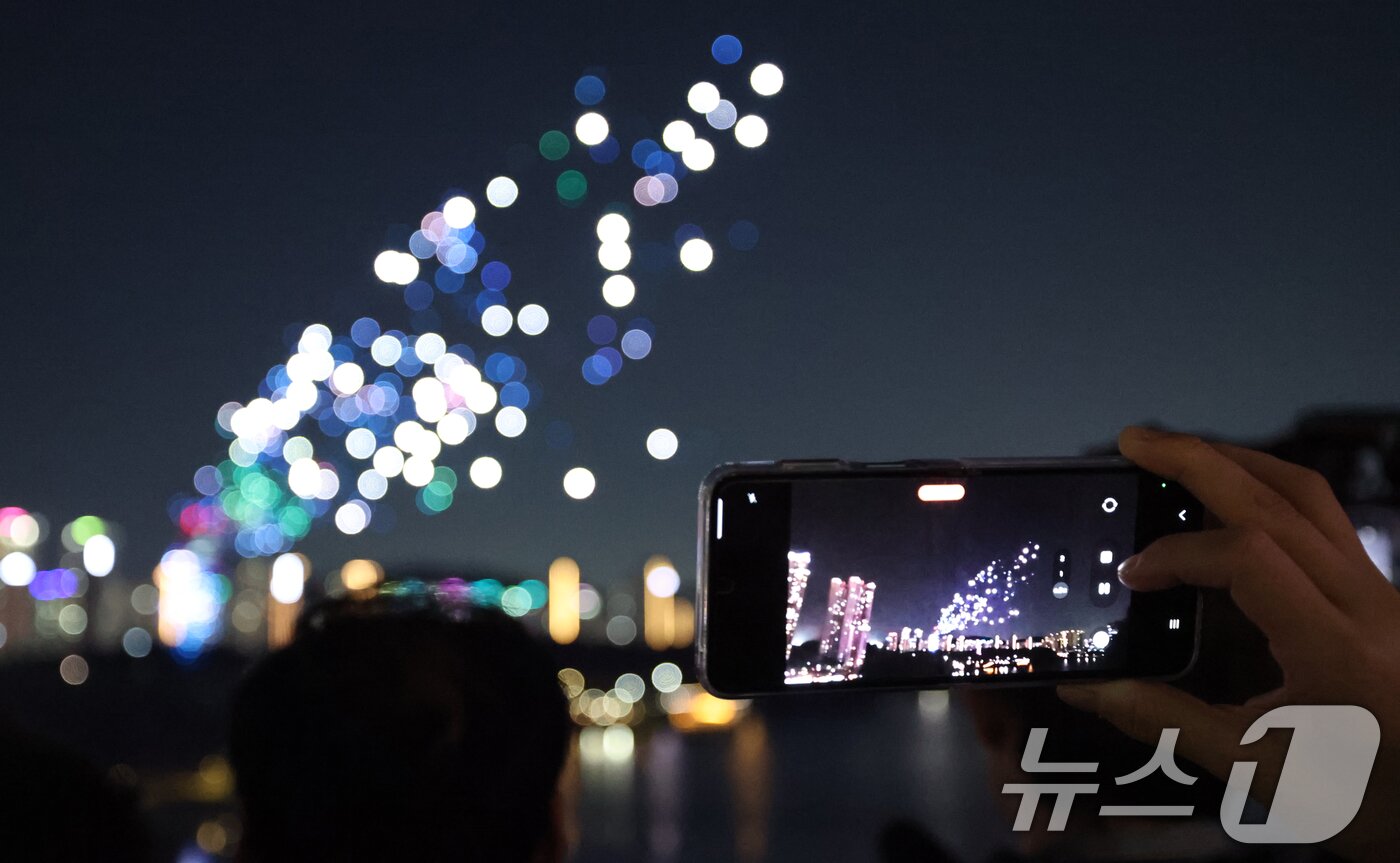 본문 이미지 - '2026 수원 드론·불꽃 축제'가 열린 9일 경기 수원시 영통구 광교호수공원 일원에서 드론·불꽃쇼가 진행되고 있다. 2026.9.9 ⓒ 뉴스1 김영운 기자