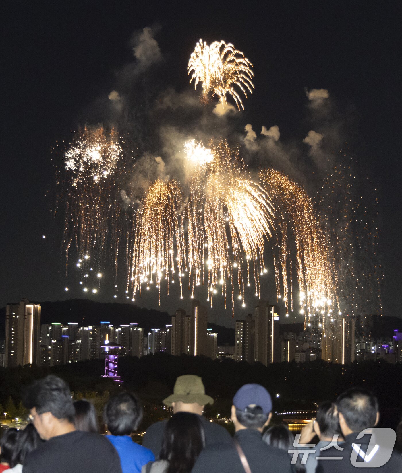 본문 이미지 - '2026 수원 드론·불꽃 축제'가 열린 9일 경기 수원시 영통구 광교호수공원 일원에서 드론·불꽃쇼가 진행되고 있다. 2026.9.9 ⓒ 뉴스1 김영운 기자