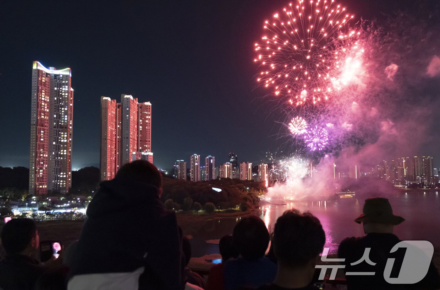 본문 이미지 - '2026 수원 드론·불꽃 축제'가 열린 9일 경기 수원시 영통구 광교호수공원 일원에서 드론·불꽃쇼가 진행되고 있다. 2026.9.9 ⓒ 뉴스1 김영운 기자