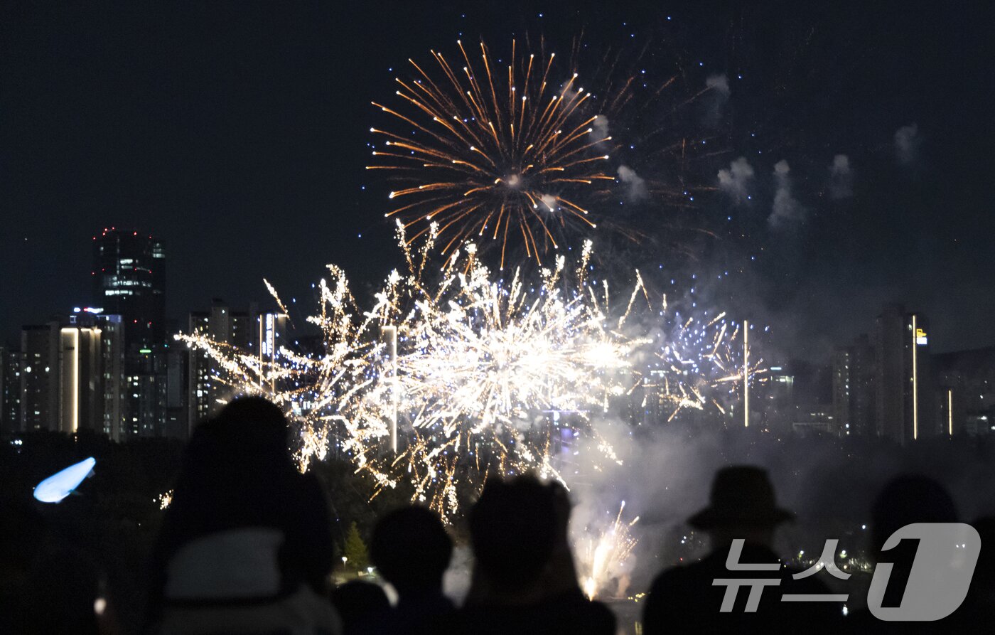본문 이미지 - '2026 수원 드론·불꽃 축제'가 열린 9일 경기 수원시 영통구 광교호수공원 일원에서 드론·불꽃쇼가 진행되고 있다. 2026.9.9 ⓒ 뉴스1 김영운 기자