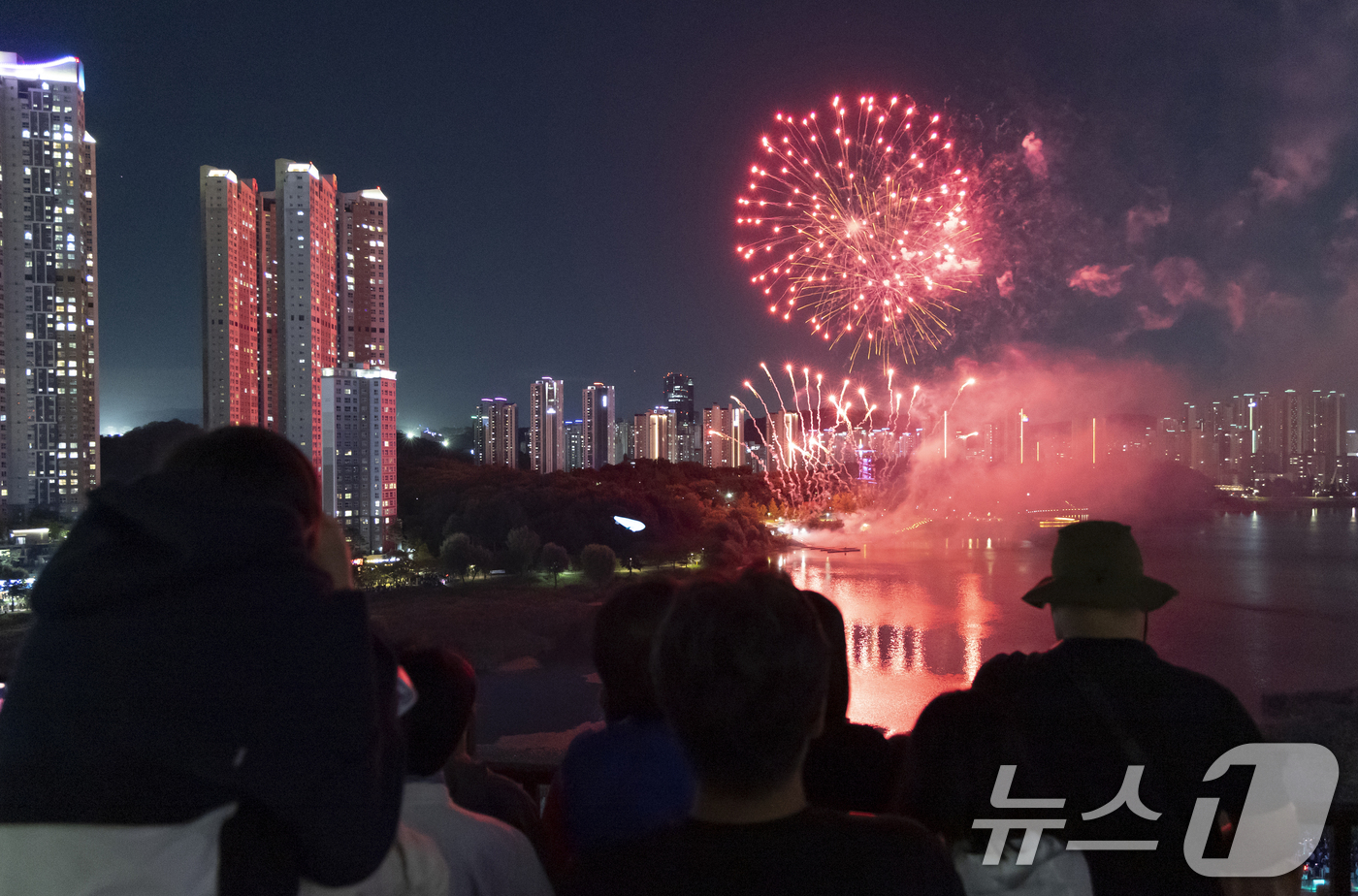 (수원=뉴스1) 김영운 기자 = '2026 수원 드론·불꽃 축제'가 열린 9일 경기 수원시 영통구 광교호수공원 일원에서 드론·불꽃쇼가 진행되고 있다.'수원의 밤, 빛으로 피어나다' …