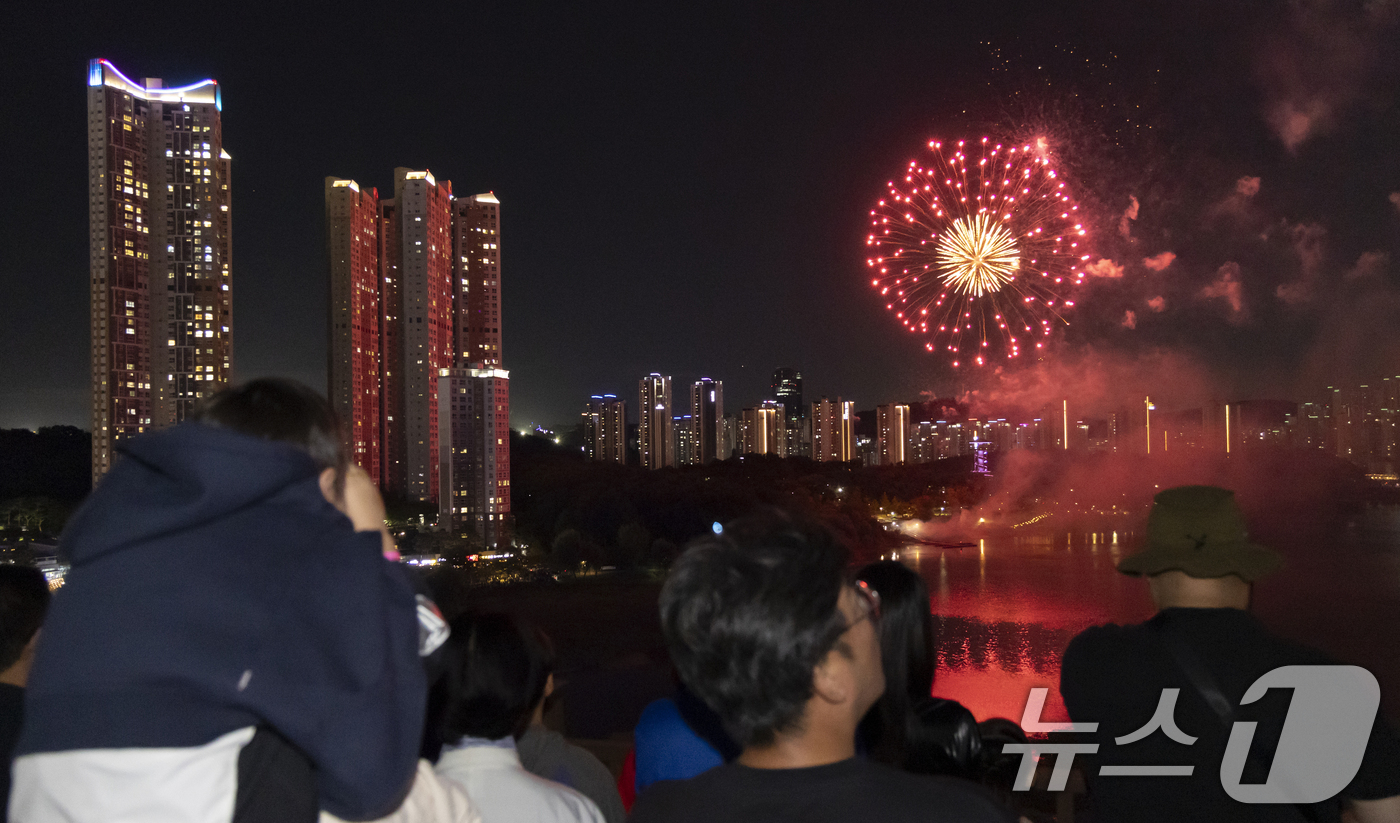 (수원=뉴스1) 김영운 기자 = '2026 수원 드론·불꽃 축제'가 열린 9일 경기 수원시 영통구 광교호수공원 일원에서 드론·불꽃쇼가 진행되고 있다.'수원의 밤, 빛으로 피어나다' …