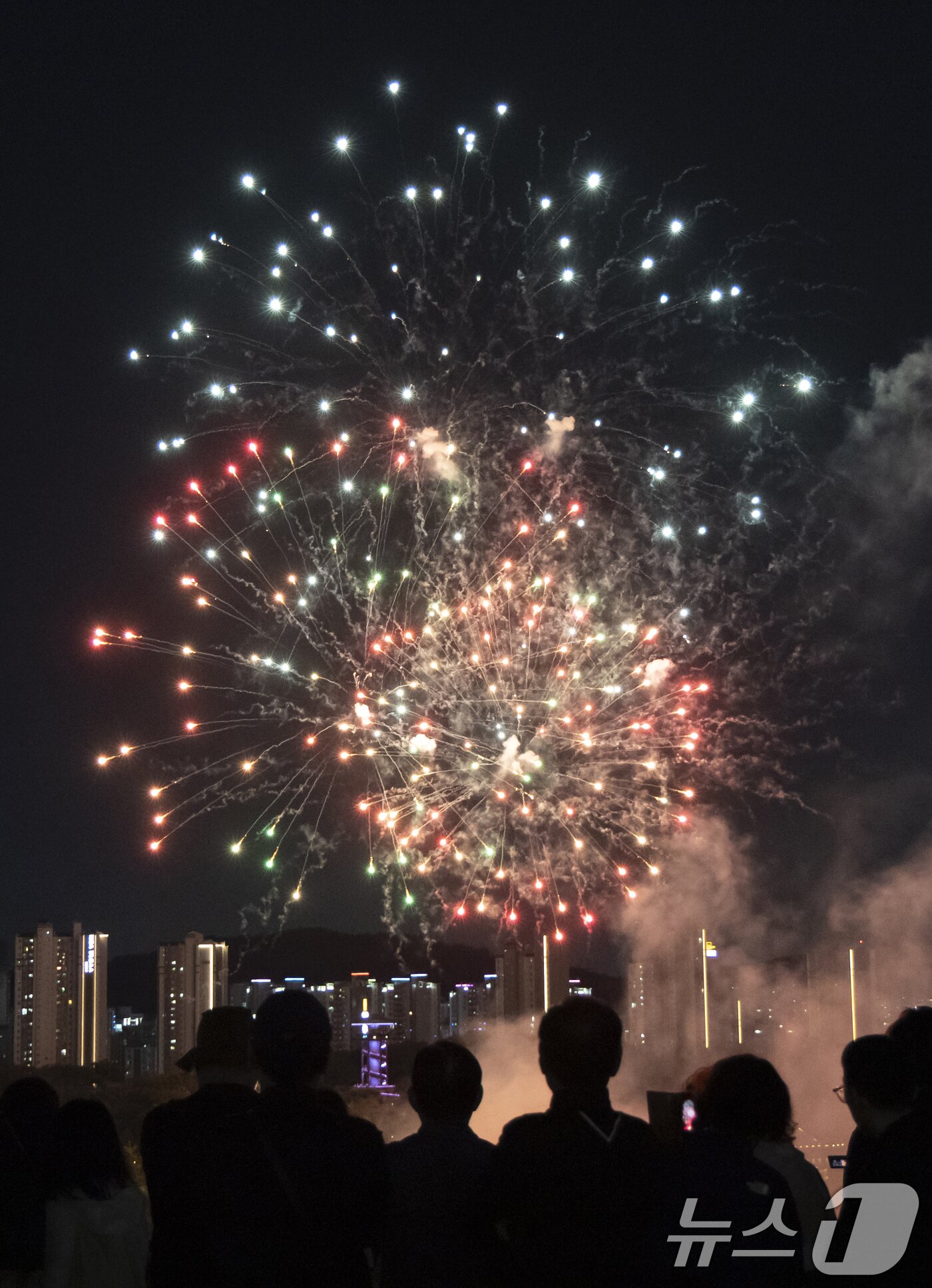 본문 이미지 - '2026 수원 드론·불꽃 축제'가 열린 9일 경기 수원시 영통구 광교호수공원 일원에서 드론·불꽃쇼가 진행되고 있다. 2026.9.9 ⓒ 뉴스1 김영운 기자