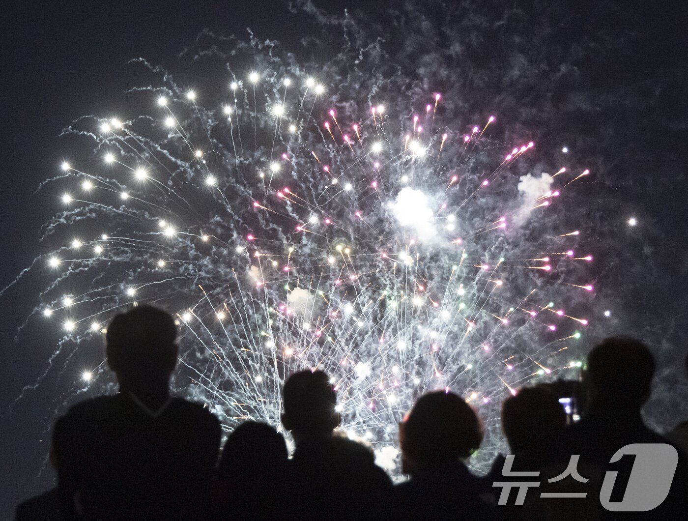 본문 이미지 - '2026 수원 드론·불꽃 축제'가 열린 9일 경기 수원시 영통구 광교호수공원 일원에서 드론·불꽃쇼가 진행되고 있다. 2026.9.9 ⓒ 뉴스1 김영운 기자