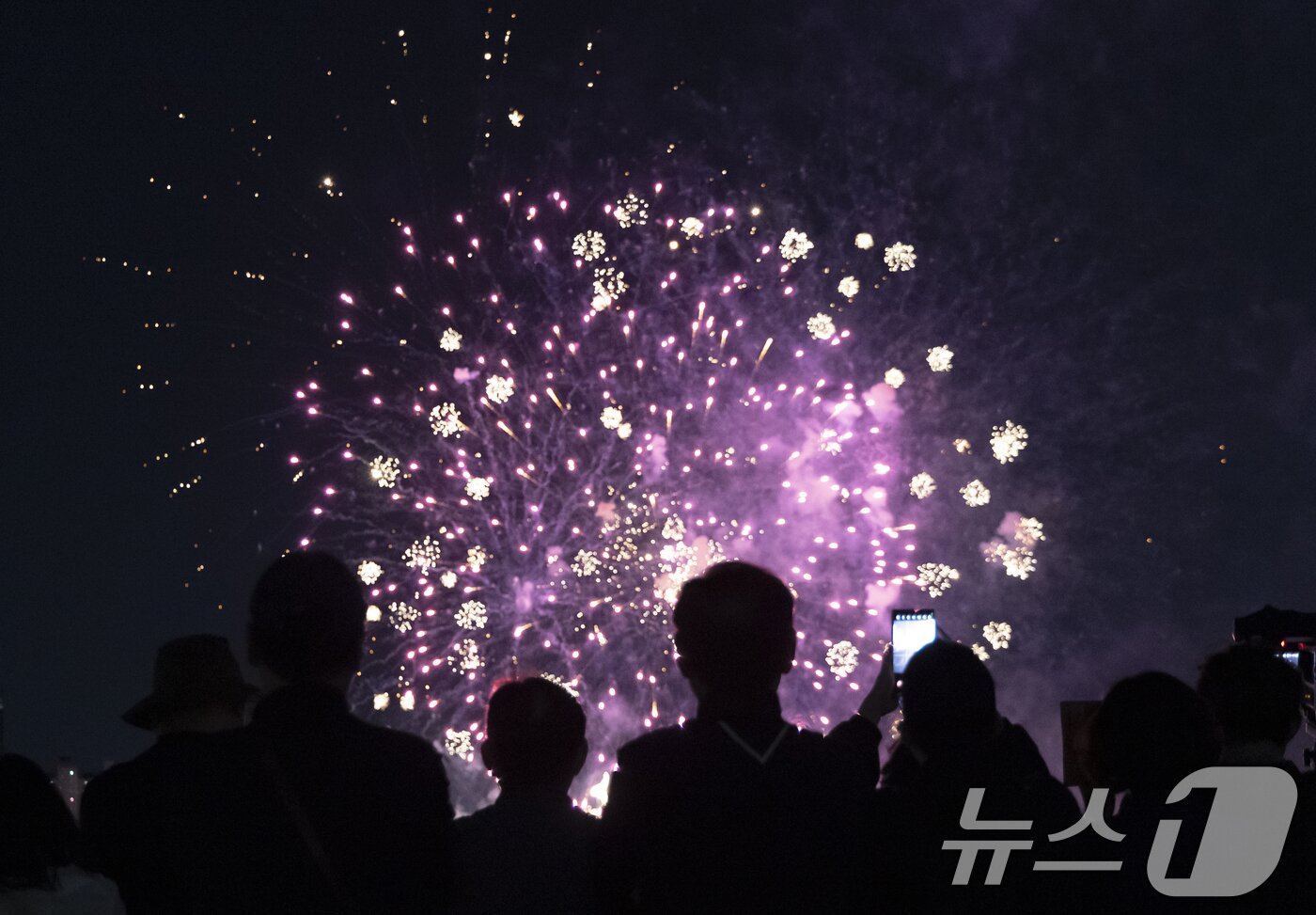 본문 이미지 - '2026 수원 드론·불꽃 축제'가 열린 9일 경기 수원시 영통구 광교호수공원 일원에서 드론·불꽃쇼가 진행되고 있다. 2026.9.9 ⓒ 뉴스1 김영운 기자