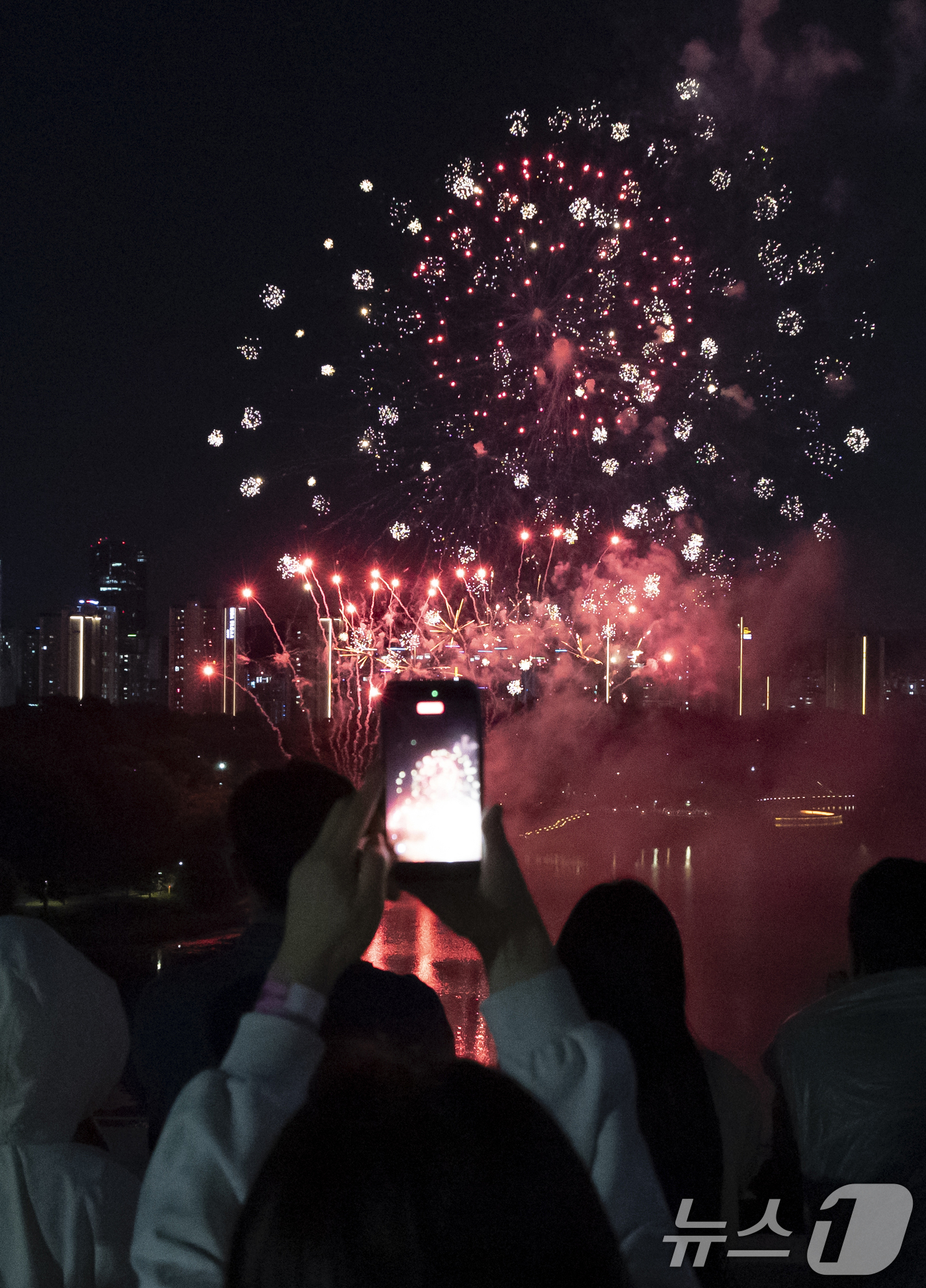 (수원=뉴스1) 김영운 기자 = '2026 수원 드론·불꽃 축제'가 열린 9일 경기 수원시 영통구 광교호수공원 일원에서 드론·불꽃쇼가 진행되고 있다.'수원의 밤, 빛으로 피어나다' …