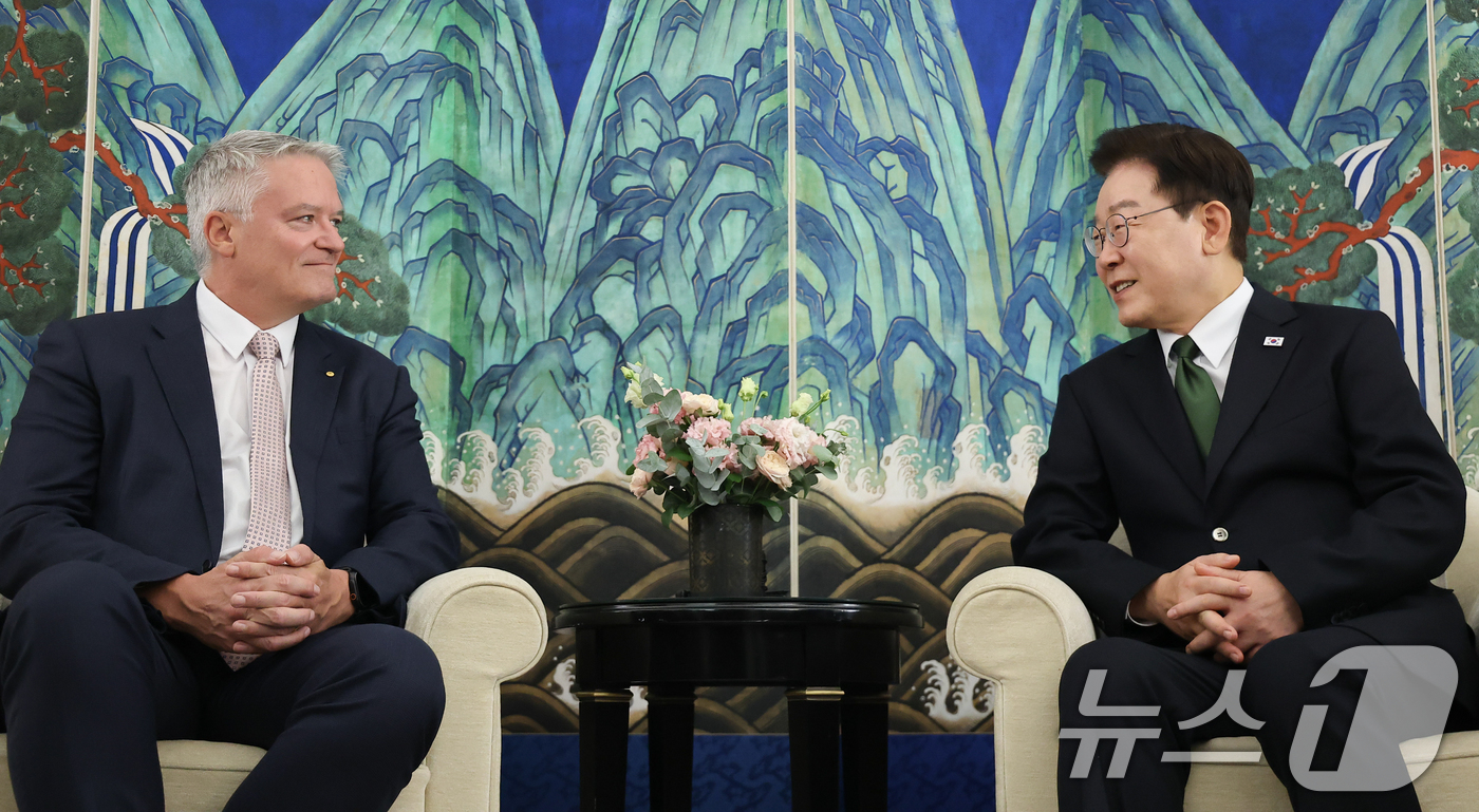 (파리(프랑스)=뉴스1) 이재명 기자 = 프랑스를 국빈 방문 중인 이재명 대통령이 9일(현지시간) 파리 한 호텔에서 마티아스 코먼 경제협력개발기구(OECD) 사무총장과 면담하고 있 …
