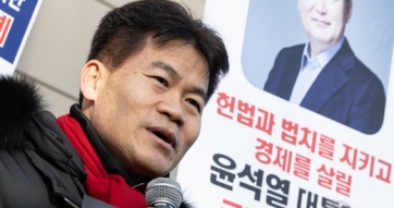 전한길 "강사 은퇴? 사실상 잘린 것…유튜브 수익도 막혀, 이게 정상이냐"