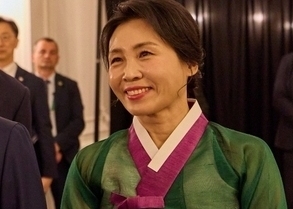 '외교 데뷔' 김혜경 여사 한복, 과거와 비교해보니
