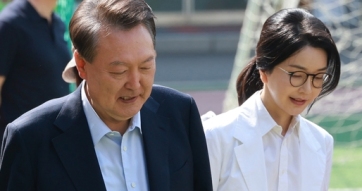 '대선의 이유' 윤석열-김건희 부부 함께 투표…"국민에 사과 않나" 질문에 침묵